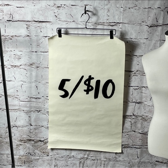 Bookmark My Closet 🖤 - Picture 2 of 10